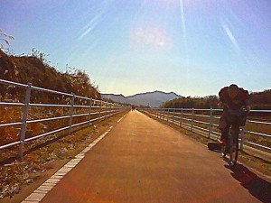 タイヤを牽いて自転車に乗っている人